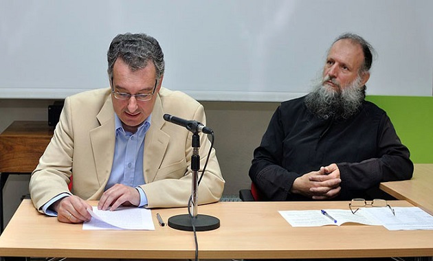 Ο π. Κωνσταντίνος Βλέτσης με τον Επ. Καθ. κ. Η. Ευαγγέλου. Πηγή:blogs.auth.gr/moschosg